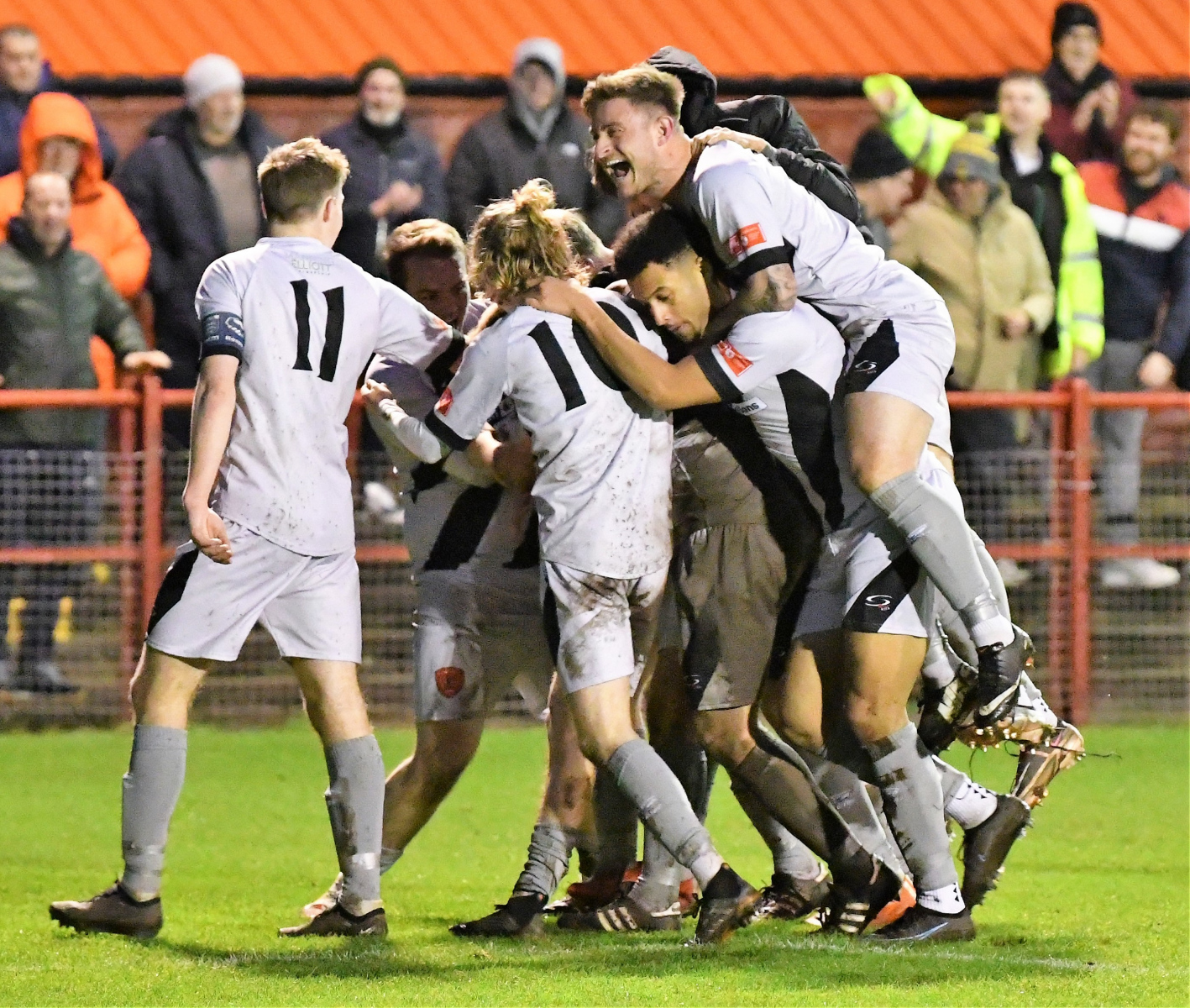 The-Reds-celebrate-Stevie-Riggs-89th-minute-goal-Ben-Challis